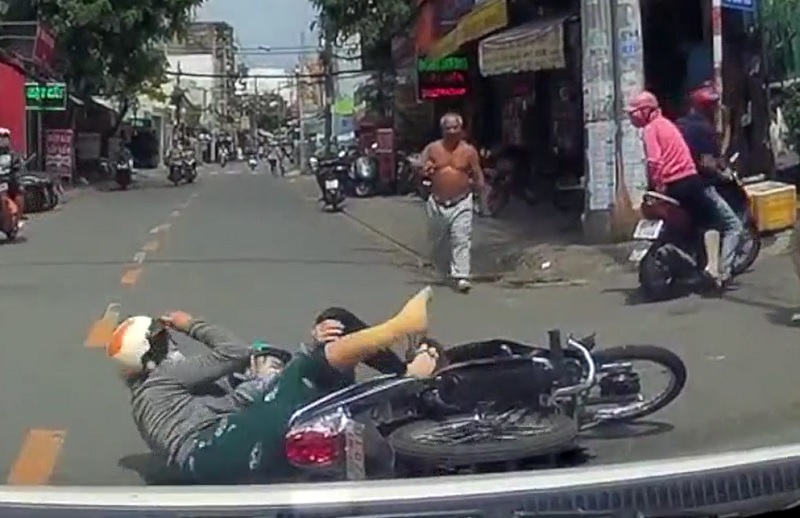 Đôi nam nữ bỏ mặc nạn nhân bị xe máy đè lên người.