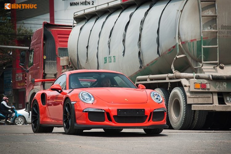 Cường Đô La “tậu” Porsche 911 GT3 RS 13,8 tỷ đồng? Cường Đô La đăng hình ảnh mình tự sướng bên Porsche 911 GT3 RS màu đỏ làm giấy lên nghi vấn anh chàng này tậu thêm xe mới. (CHI TIẾT)