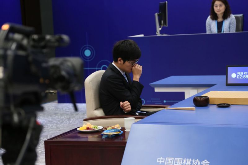 Đại kiện tướng Ke Jie thua bẽ bàng 2 trận liên tiếp trước trí tuệ nhân tạo của Google.