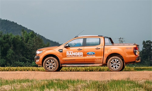 Ford Ranger Wildtrak mới giá 866 triệu đồng tại Việt Nam. Mẫu bán tải bán chạy nhất có thêm bản Wildtrak 2.2 dẫn động 2 cầu 4x4 mới, nâng cấp Wildtrak 2.2 4x2 và XL 2.2 MT 4x4. (CHI TIẾT)