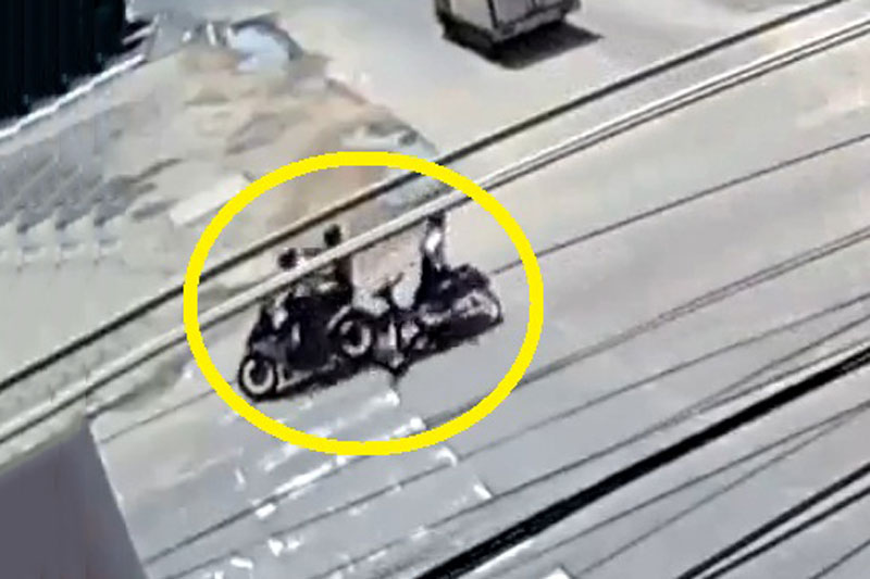Thanh niên chạy Yamaha Exciter tông ngã người phụ nữ ở Gia Lai. Trong lúc đang điều khiển xe Honda Dream sang đường, người phụ nữ ở đoạn video này đã không quan sát phía bên phải. Hậu quả là bà đã bị nam thanh niên chạy chiếc Yamaha Exciter tông ngã nhào xuống đường. (CHI TIẾT)