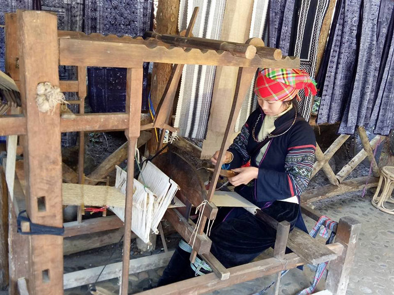 Người H’Mông ở bản Cát Cát sống bằng nghề se lanh, dệt vải, chạm trổ bạc, rèn nông cụ. Ảnh: Mai Dang.