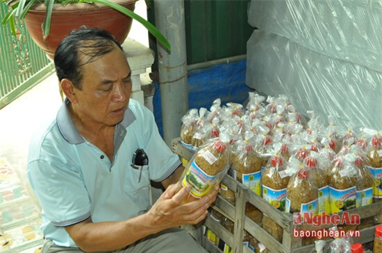 Ông Phạm Hải Đưởng- Trưởng Ban quản lý Làng nghề và Chủ nhiệm HTX Tương Nam Đàn kiểm tra sử dụng nhãn hiệu tại một hộ sản xuất