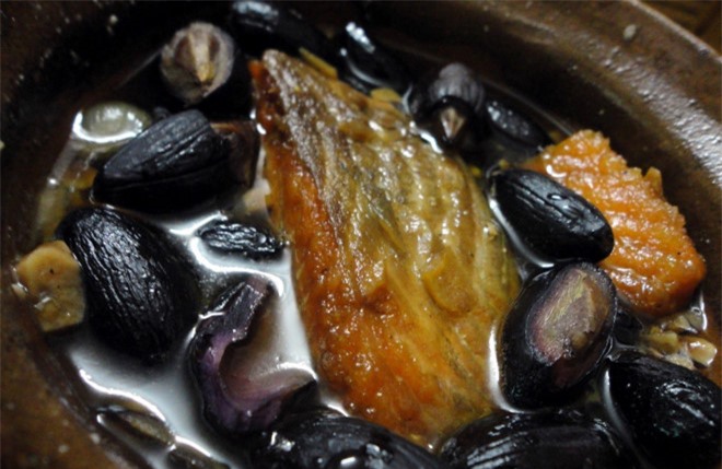 Trám om kho cá: Vị chua và bùi của trám khi kho với cá và tương đem lại sự cân bằng hoàn hảo, tạo ra một món ăn độc đáo, đưa cơm khiến du khách khó lòng quên được.