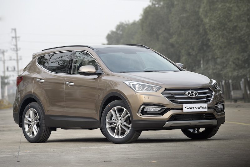Hyundai SantaFe ở Việt Nam giảm giá gây sốc. Không chịu thua kém các đối thủ cùng tầm, mẫu crossover SUV 7 chỗ của Hyundai tại Việt Nam đang hạ giá từ 95-110 triệu đồng tùy theo năm sản xuất. (CHI TIẾT)