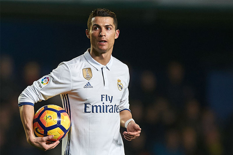 1. Cristiano Ronaldo. Cầu thủ bóng đá người Bồ Đào Nha, hiện đang chơi bóng cho CLB Real Madrid. Chân sút sinh năm 1985 đã giành được vô số danh hiệu cá nhân và tập thể.