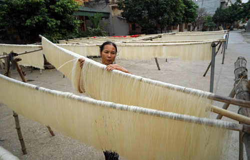 Làm mì gạo ở Hùng Lô.