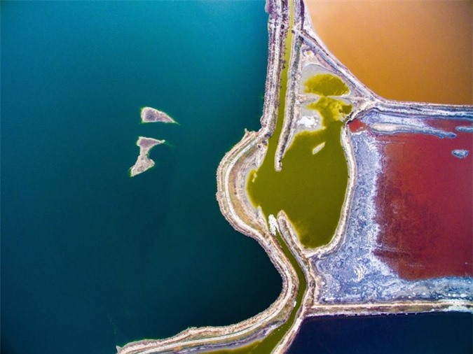 Sắc màu kỳ diệu trên 'Biển Chết' phiên bản Trung Quốc