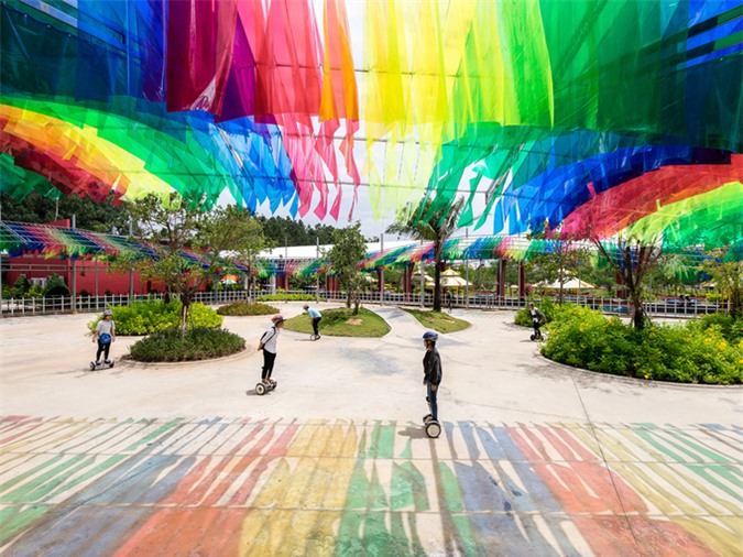 Sân chơi liên tục biến đổi màu sắc ở Sài Gòn