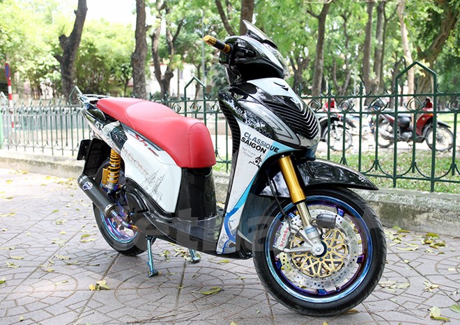 Cận cảnh chiếc xe máy Honda SH150i độ có giá gần 800 triệu đồng. Chiếc tay ga hạng sang Honda SH150i nhập khẩu Ý đời 2011 được một người chơi xe ở thành phố Hồ Chí Minh tân trang một loạt phụ kiện đắt tiền ước tính gần 800 triệu đồng. (CHI TIẾT)