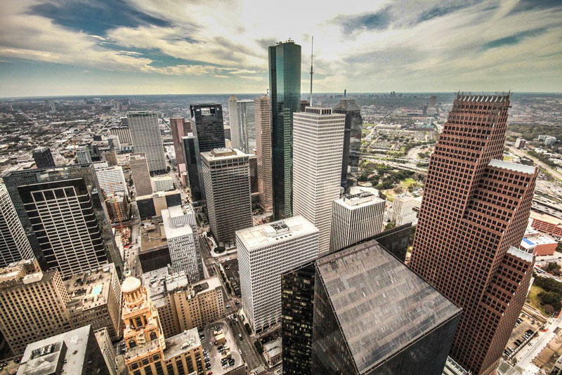 8. Thành phố Houston. Đây thành phố đông dân nhất bang Texas và là thành phố đông dân thứ tư tại Mỹ. Kinh tế Houston có nền tảng là các ngành năng lượng, chế tạo, hàng không, và vận tải. Thành phố cũng dẫn đầu trong lĩnh vực y tế và xây dựng hạ tầng mỏ dầu