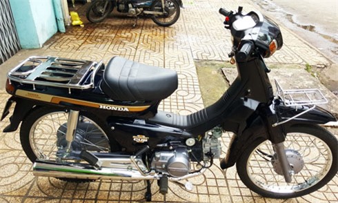 Honda Dream 'lùn' nội địa Nhật hàng hiếm tại Việt Nam. Mẫu xe dành riêng cho thị trường Nhật Bản có tên Super Cub Custom 100 với các chi tiết mới như 