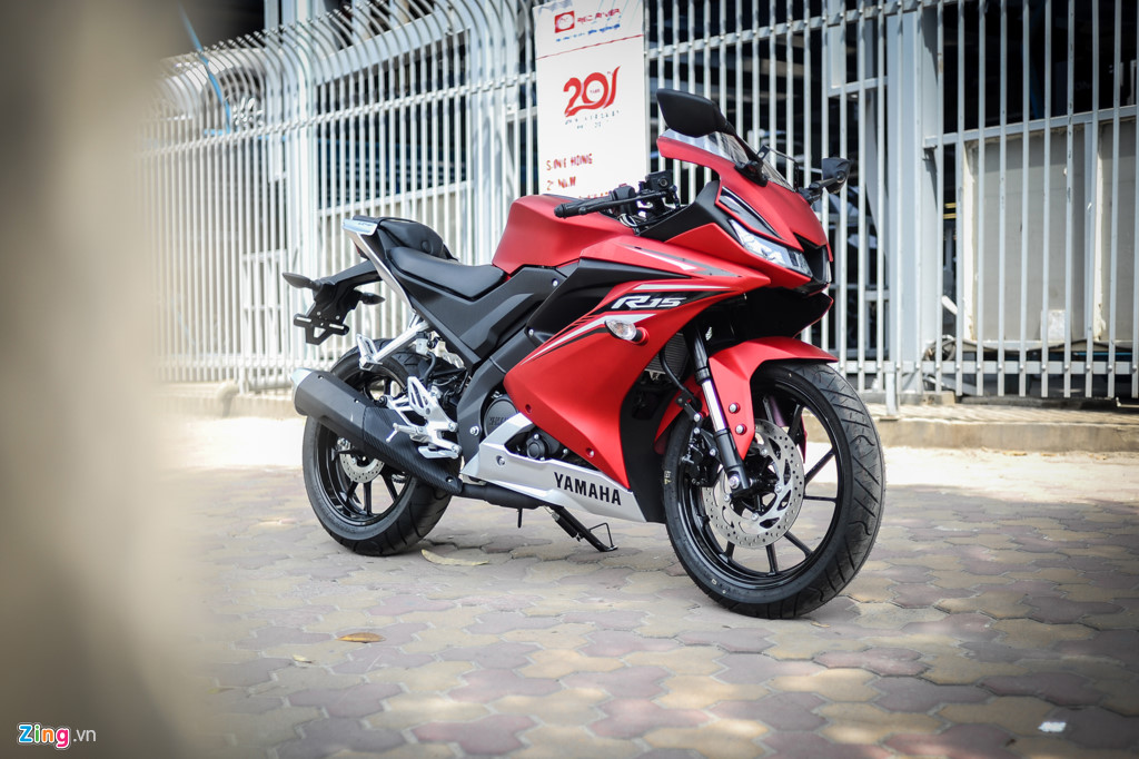 Yamaha YZF-R15 2017 giá hơn 100 triệu tại Hà Nội. Mẫu sportbike 150 phân khối R15 2017 của Yamaha được một đơn vị kinh doanh tư nhân nhập khẩu từ Indonesia. Giá bán của mẫu xe này khoảng 112 triệu đồng. (CHI TIẾT)