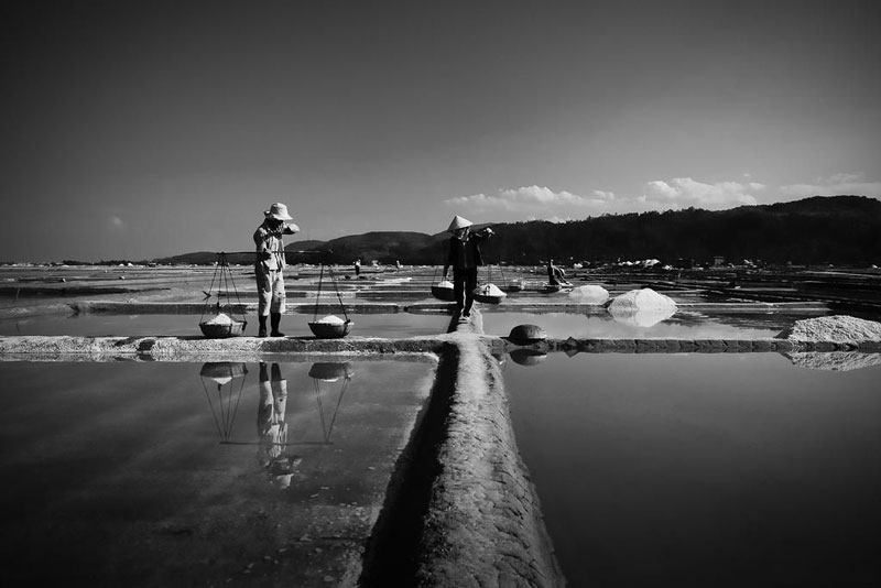 Cánh đồng muối Sa Huỳnh có diện tích gần 200ha. Hàng năm nơi đây sản xuất từ 6000 đến 8000 tấn muối. Ảnh: Le Thang.