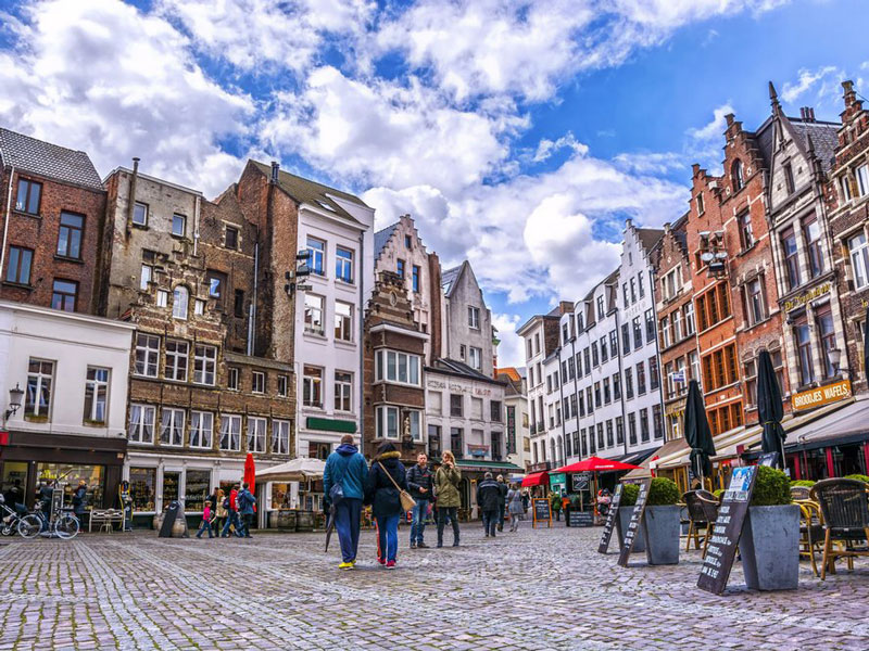 5. Antwerp. Đây là thủ phủ của tỉnh Antwerpen, Bỉ. Antwerp nằm trên sông Scheldt, được nối với biển Bắc bởi cửa sông Westerschelde. Cảng Antwerp là một trong những cảng lớn nhất trên thế giới. Nó là thành phố quan trọng bậc nhất của Bỉ về cả kinh tế lẫn văn hóa.
