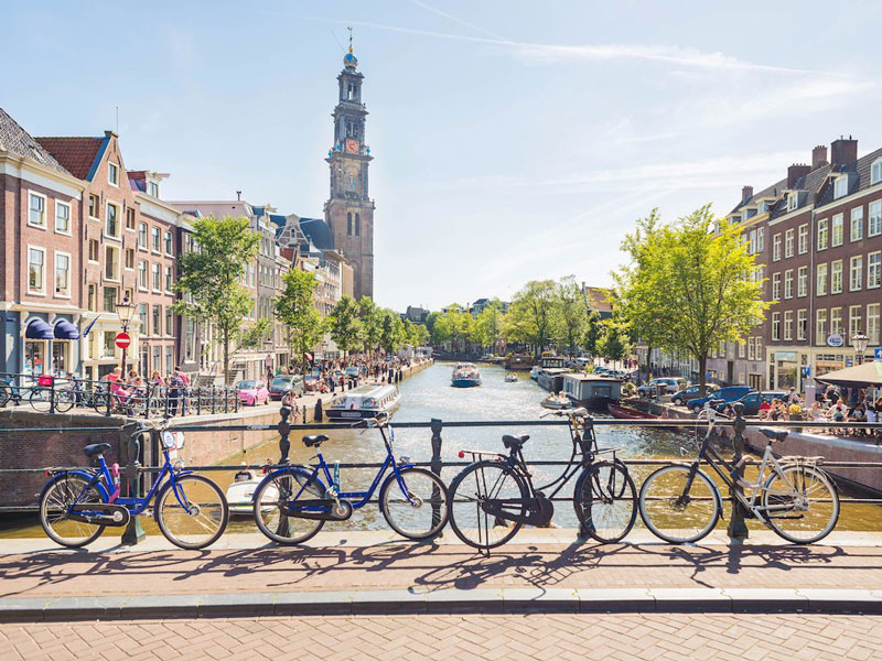 1. Amsterdam. Là Thủ đô chính thức của Hà Lan. Nó nằm trên các bờ vịnh IJ và sông Amstel. Amsterdam được thành lập vào thế kỷ 12 từ một làng chài nhỏ bên bờ sông Amstel. Ngày nay, đây là thành phố lớn nhất Hà Lan và là trung tâm chính trị, kinh tế ở phía Tây của quốc gia này.