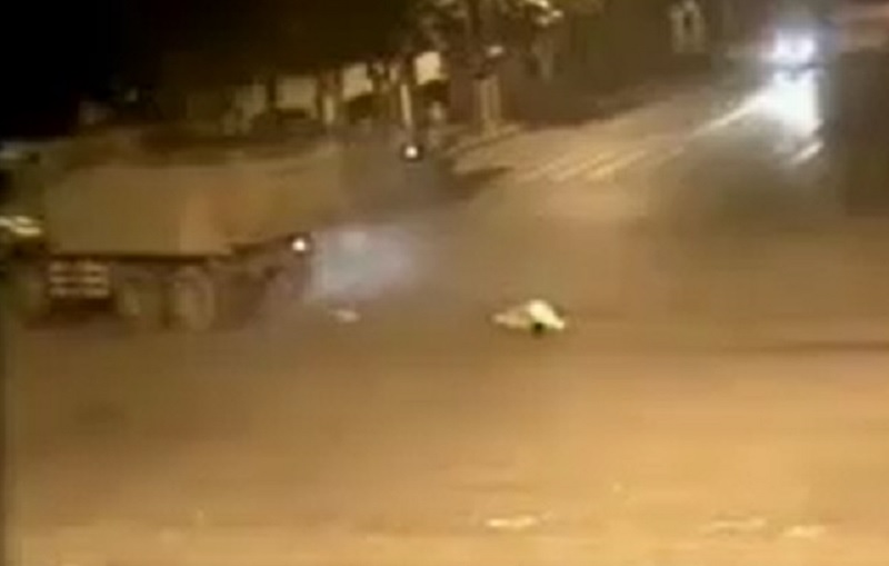 Người ngồi sau xe máy may mắn thoát chết.