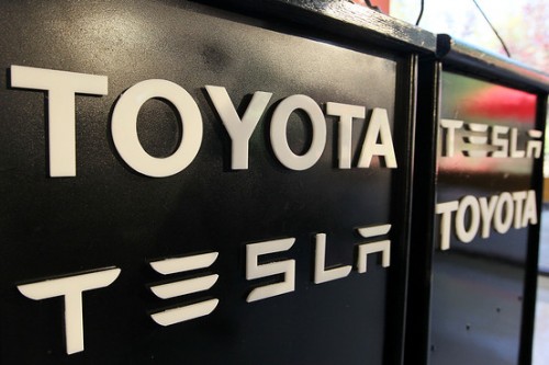 Phát triển dòng xe riêng, Toyota bất ngờ bán hết cổ phần Tesla. Hãng xe hơi Nhật Bản quyết định thoái toàn bộ vốn khỏi Tesla và phát triển dòng xe chạy nhiên liệu sạch riêng của mình. (CHI TIẾT)