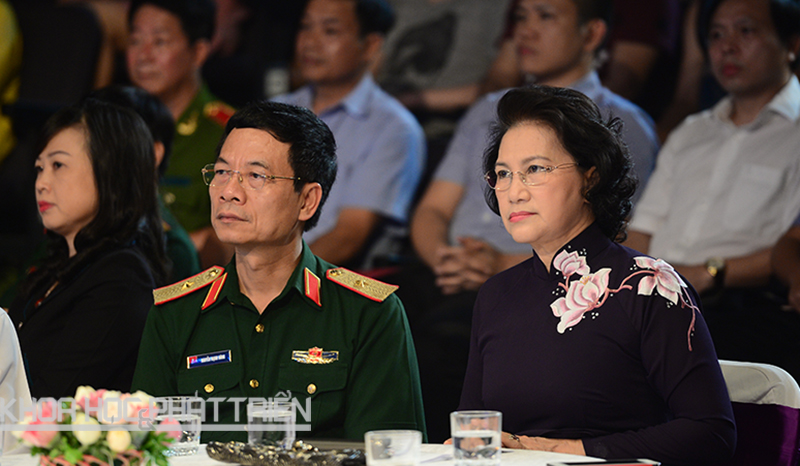 Chủ tịch Quốc hội Nguyễn Thị Kim Ngân (bên phải) và Thiếu tướng Nguyễn Mạnh Hùng tham dự đêm Gala