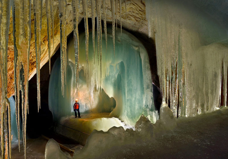 10. Hang Eisriesenwelt. Đây là hang động băng đá vôi tự nhiên nằm ở Werfen, Áo. Đây là hang động băng đá lớn nhất thế giới, dài hơn 42 km và đón khoảng 200.000 khách du lịch mỗi năm. Tuy nhiên, du khách chỉ được phép tham quan 1 km đầu tiên.
