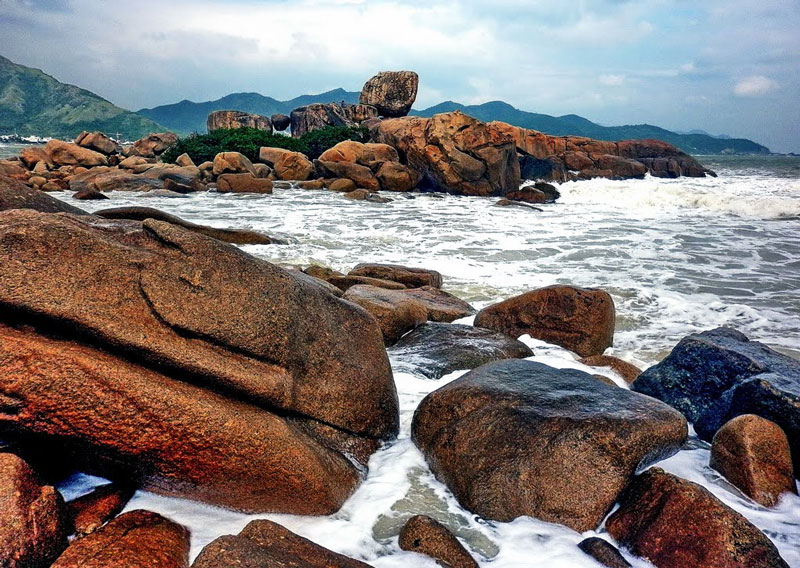 Hòn Chồng là một trong những thắng cảnh tự nhiên nổi bật ở vùng đất xinh đẹp và hiền hòa Nha Trang, Khánh Hòa. Ảnh: Kinh Dinh.