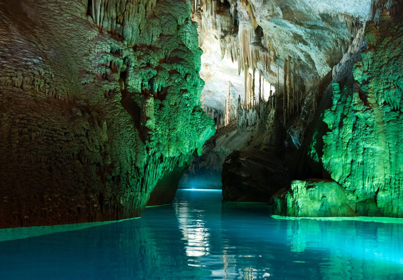 2. Hang động Jeita. Quần thể hai hang động karst đá vôi riêng biệt nhưng liên kết với nhau kéo dài gần 9 km. Các hang động nằm ở thung lũng Nahr Al-Kalb trong địa phương của Jeita, cách 18 km về phía Bắc của Thủ đô Beirut của Liban.