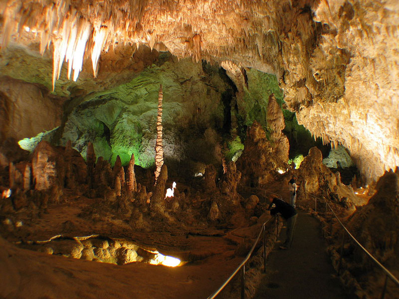 3. Hang Carlsbad Caverns. Hang nằm trong vườn quốc gia Carlsbad Caverns thuộc tiểu bang New Mexico, Mỹ. Những hang động này được hình thành từ kỷ Permi cách đây 280 - 225 triệu năm.
