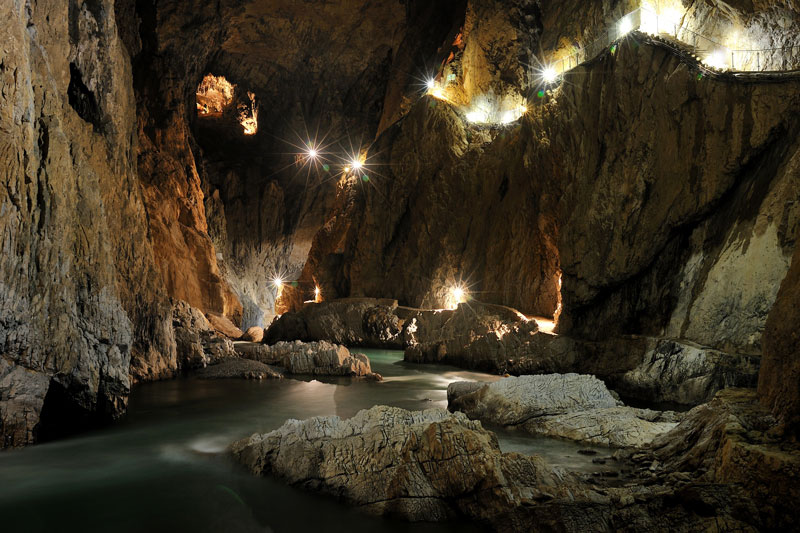 4. Các hang Skocjan. Hệ thống các hang đá vôi trong vùng Kras, miền Tây Nam Slovenia, cách Thủ đô Ljubljana khoảng 75 km. Đây là 1 trong những nơi để nghiên cứu về hiện tượng phong hóa đá vôi (karst) nổi tiếng nhất thế giới và là khu ẩm ướt dưới lòng đất lớn nhất thế giới. Năm 1986, hệ thống hang đã được UNESCO công nhận là di sản thế giới.
