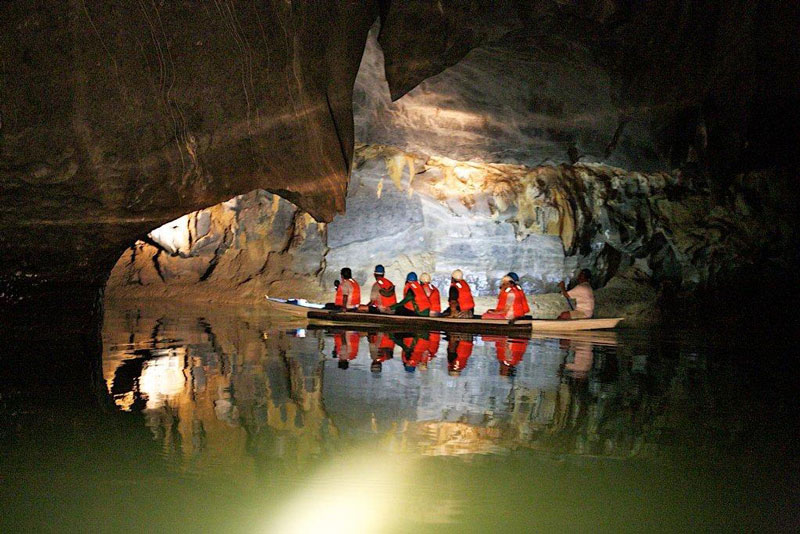 7. Vườn quốc gia sông ngầm Puerto Princesa. Nằm trong dãy núi Saint Paul ở bờ Bắc của đảo Palawan, giáp vịnh St Paul về phía Bắc và sông Babuyan về phía Đông thuộc Philippines. Trong vườn quốc gia này có sông ngầm dài 8,2 km. Ở đây có nhiều hang động với các thạch nhũ và măng đá. UNESCO đã công nhận vườn quốc gia này là di sản thế giới ngày 4/12/1999.
