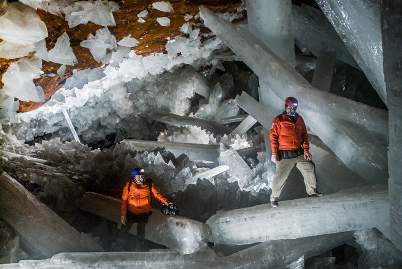 8. Hang Giant Crystal. Là hang động nằm ở thành phố Chihuahua, Mexico. Nó nằm sâu dưới mặt đất 300m, với khoang chính chứa nhiều selenite (khoáng chất) khổng lồ. Tinh thể tự nhiên lớn nhất từng được tìm thấy với chiều dài 12m, đường kính 4m và trọng lượng 55 tấn.