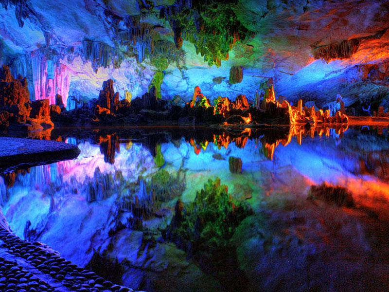 9. Hang Reed Flute. Hang động đá vôi tự nhiên với ánh sáng nhiều màu ở thành phố Quế Lâm, Trung Quốc. Hang có tuổi thọ hơn 180 triệu năm tuổi. Đây là một trong những điểm thu hút khách du lịch hàng đầu tỉnh Quảng Tây.