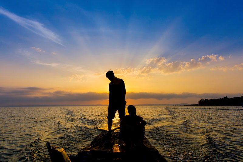 Đến với hồ Trị An, trải nghiệm tuyệt với nhất là được lênh đênh trên lòng hồ khi mặt trời còn chưa ló dạng hay khi hoàng hôn về. Ảnh: Nguyễn Hải Vinh.