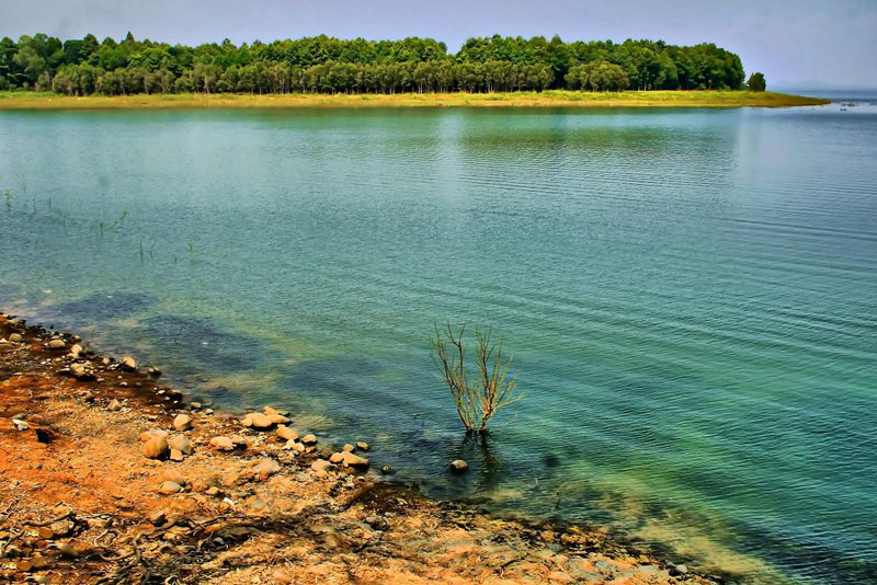 Lòng hồ rộng lớn và có khoảng 40 hòn đảo nhỏ trong hồ nên từ lâu Trị An đã trở thành điểm du lịch dã ngoại đầy hấp dẫn đối với du khách trong tỉnh cũng như các khu vực lân cận. Ảnh: Junsjazz.