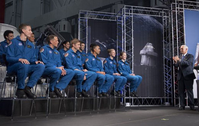 hó Tổng thống Mỹ Mike Pence phát biểu tại buổi lễ công bố ở Trung tâm Không gian Johnson ở thành phố Houston, bang Texas. (Nguồn: NASA) 