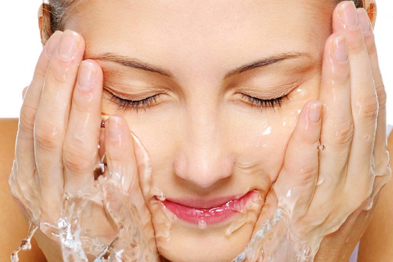 Rửa mặt là một khâu quan trọng trong chăm sóc da. Ảnh minh họa.