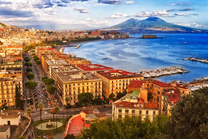 10. Napoli. Thành phố lớn nhất ở miền Nam Italia và là thủ phủ của vùng Campania và tỉnh Napoli. Nó giàu có về truyền thống lịch sử, nghệ thuật và văn hóa cũng như ẩm thực. Napoli được xem là Thủ đô không chính thức của miền Nam xứ sở mì ống.
