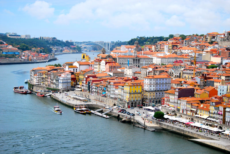 2. Porto. Thành phố lớn thứ hai của Bồ Đào Nha (sau Lisboa) và là một trong những vùng đô thị lớn của bán đảo Iberia. Nằm dọc theo cửa sông Douro ở miền Bắc Bồ Đào Nha, Porto là một trong những trung tâm lâu đời nhất châu Âu. Trung tâm lịch sử của nó được tuyên bố là một di sản thế giới được UNESCO công nhận vào năm 1996.