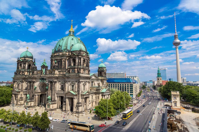 3. Berlin. Là Thủ đô của Đức. Nó là trung tâm chính trị, văn hóa, khoa học quan trọng của châu Âu. Đô thị lớn này là một điểm nút giao thông và một trong những thành phố thu hút được nhiều khách du lịch nhất lục địa già. Nhiều trường đại học, viện nghiên cứu, nhà hát và viện bảo tàng tại Berlin có danh tiếng quốc tế.