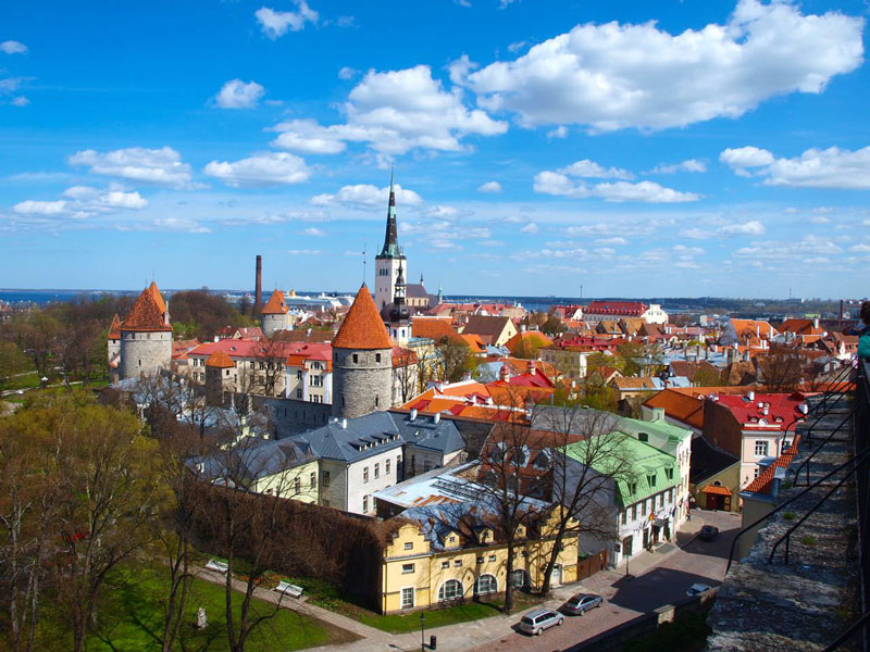 4. Tallinn. Đây là thủ đô đồng thời là thành phố lớn nhất của Estonia. Đây là một trung tâm kinh tế, chính trị và văn hóa quan trọng của Estonia. Phố cổ của Tallinn đã được UNESCO đưa vào danh sách di sản thế giới. Nó được xếp hạng là thành phố toàn cầu và đã được liệt kê trong số 10 thành phố hàng đầu kỹ thuật số trên thế giới.