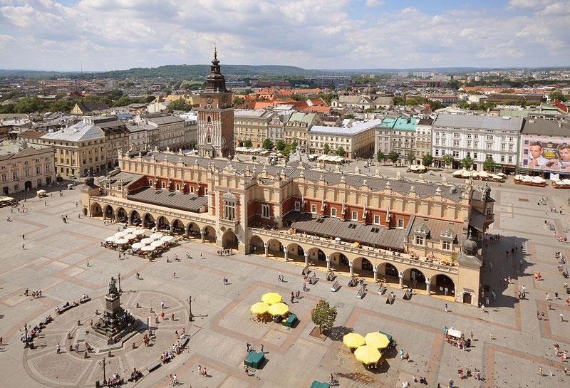 6. Krakow. Đây là một trong những thành phố cổ nhất và lớn nhất của Ba Lan. Krakow về truyền thống là một trong những trung tâm hàng đầu về khoa học, văn hóa và nghệ thuật của quốc gia này. Đây là nơi sinh sống trước đây của các vua Ba Lan và là kinh đô của Ba Lan, được nhiều người Ba Lan coi là thủ đô tinh thần do lịch sử của thành phố hơn 1.000 năm. Krakow cũng là trung tâm lớn về du lịch nội địa và quốc tế.