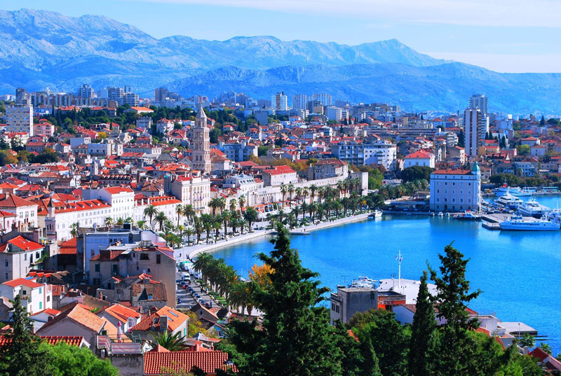 9. Split. Đây là thành phố Dalmatia lớn nhất, là trung tâm các đô thị lớn thứ hai ở Croatia. Thành phố này cũng là một trong những thành phố lâu đời nhất trong khu vực với hơn 1.700 năm tuổi.