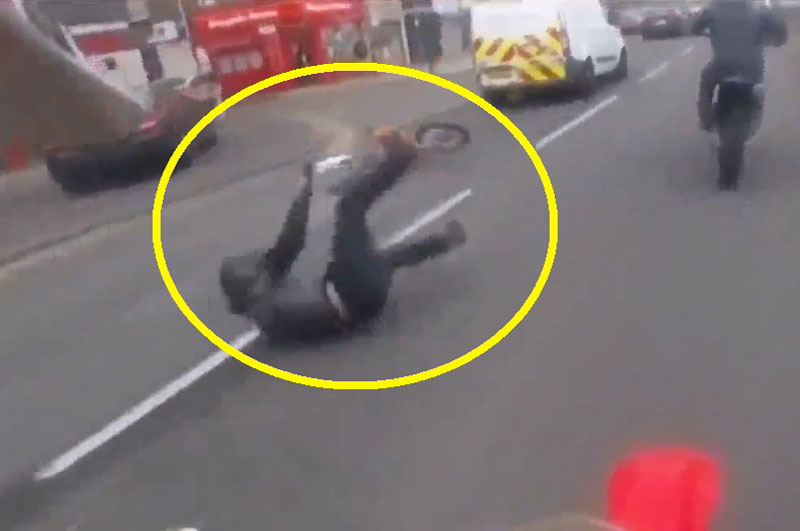 Nhận “cái kết đắng” vì trổ tài bốc đầu môtô. Do trổ tài bốc đầu xe môtô trên đường phố Liverpool, Anh nên người đàn ông ở đoạn video này và chiếc xe của mình đều lăn lộn trên đường. (CHI TIẾT)