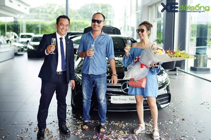Thu Trang - Tiến Luật tậu Mercedes E 300 CKD 2017. Cặp vợ chồng nghệ sĩ hài Thu Trang - Tiến Luật vừa tậu chiếc Mercedes-Benz E300 CKD giá 2,769 tỉ đồng. Lễ bàn giao xe diễn ra tại Mercedes-Benz Vietnam Star Trường Chinh. (CHI TIẾT)