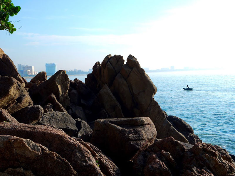 Đây là điểm đến tham quan, ngắm biển kết hợp với không gian ăn uống nổi tiếng của thành phố biển Quy Nhơn. Ảnh: Đào Việt Dũng.