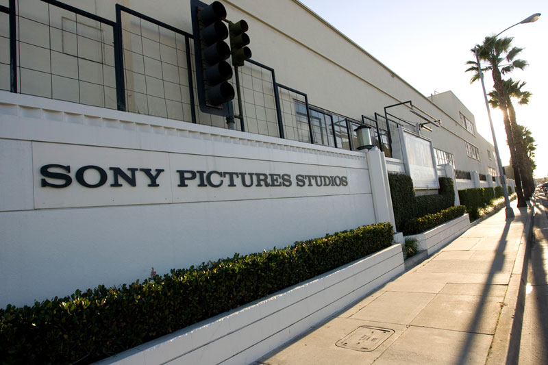 6. Sony Pictures Studios (SPE). Công ty giải trí của Mỹ chuyên sản xuất, mua lại và phân phối các bộ phim giải trí (phim truyền hình sân khấu, chương trình truyền hình và video) thông qua nhiều nền tảng. Nó hoạt động như một công ty con của Sony Entertainment Inc. SPE có trụ sở chính tại Culver City, California, (Mỹ). công ty bao gồm các đơn vị điện ảnh, sản xuất truyền hình và phân phối của Sony.