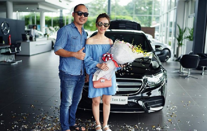 Siêu xe mới tậu của cặp đôi Thu Trang - Tiến Luật có gì đặc biệt? Một đại lý của Mercedes-Benz tại Hà Nội đã bàn giao xe Mercedes-Benz E300 CKD cho cặp vợ chồng nghệ sĩ hài Thu Trang - Tiến Luật. (CHI TIẾT)