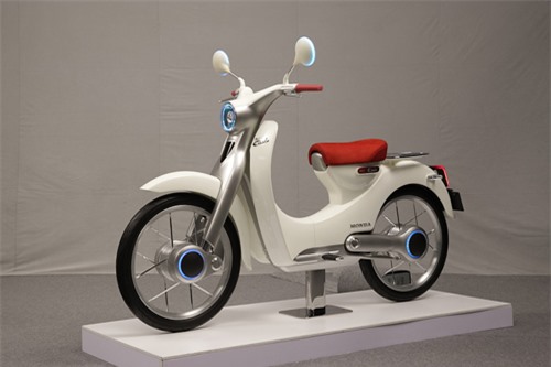 Honda ra mắt xe máy điện vào 2018. Phát triển từ EV-Cub concept, chiếc scooter dự kiến xuất hiện vào năm sau và có thể kèm theo cả phiên bản hybrid xăng-điện. (CHI TIẾT)