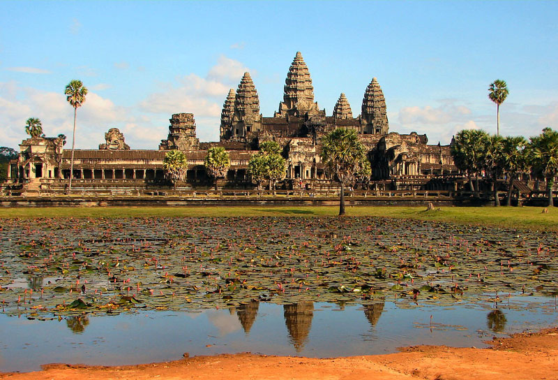 1. Campuchia. Quốc gia nằm trên bán đảo Đông Dương ở vùng Đông Nam Á. Nó được mệnh danh “đất nước chùa tháp” chứa đựng bao điều bí ẩn làm mê đắm nhiều du khách. Nơi ấy, vẻ đẹp nguyên sơ cùng sự hùng vĩ của Angkor, cung điện Hoàng Gia, Bokor in đậm dấu ấn thời gian. 