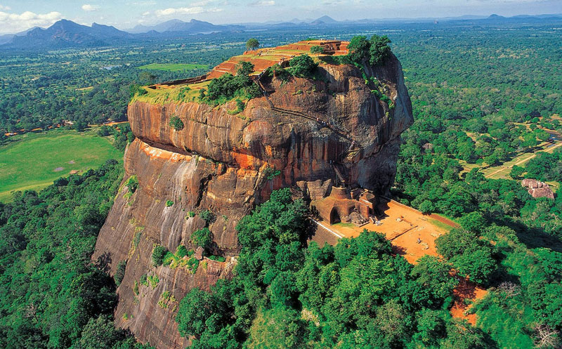 8. Sri Lanka. Là đảo quốc với đa số dân theo Phật giáo ở Nam Á. Đất nước này nổi tiếng về sản xuất và xuất khẩu chè, cà phê, cao su và dừa. Vẻ đẹp tự nhiên của những cánh rừng nhiệt đới Sri Lanka, các bãi biển và phong cảnh cũng như sự giàu có về các di sản văn hóa biến nước này thành điểm đến nổi tiếng với du khách thế giới.