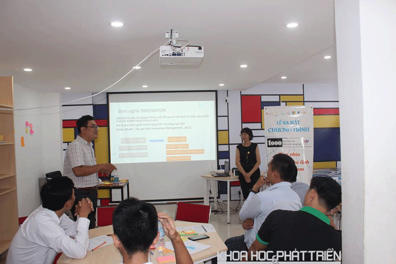Giảng viên Nguyễn Thị Hà Thanh đang giảng dạy khái niệm căn bản về đổi mới sáng tạo